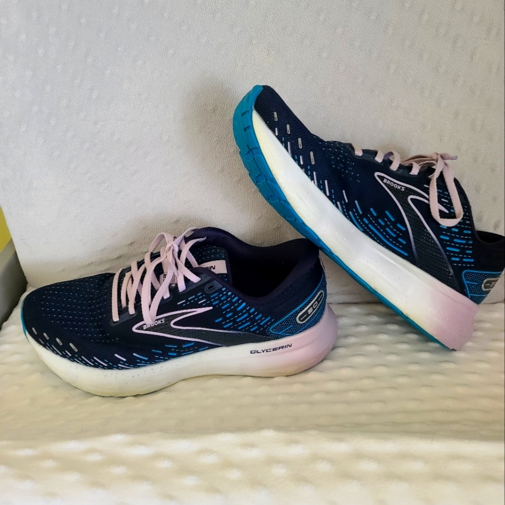 Brooks Glycerin 20 tennis shoe